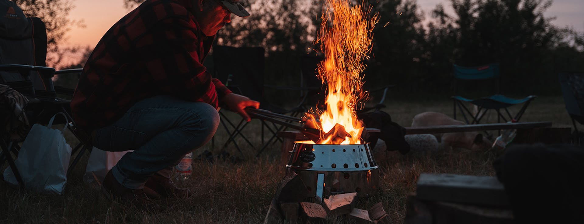 Mann nutzt Petromax Feuerkorb