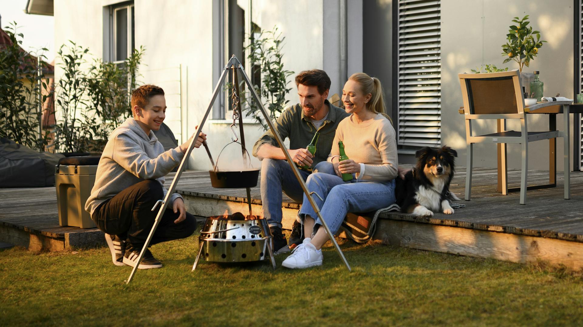Petromax Lagerfeuer-Set Familie sitzt auf Terrasse