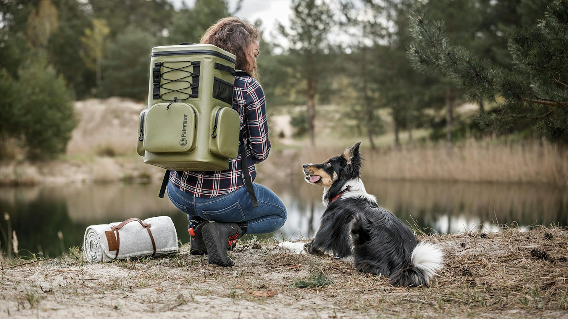 Frau trägt Petromax Kühltasche auf dem Rücken