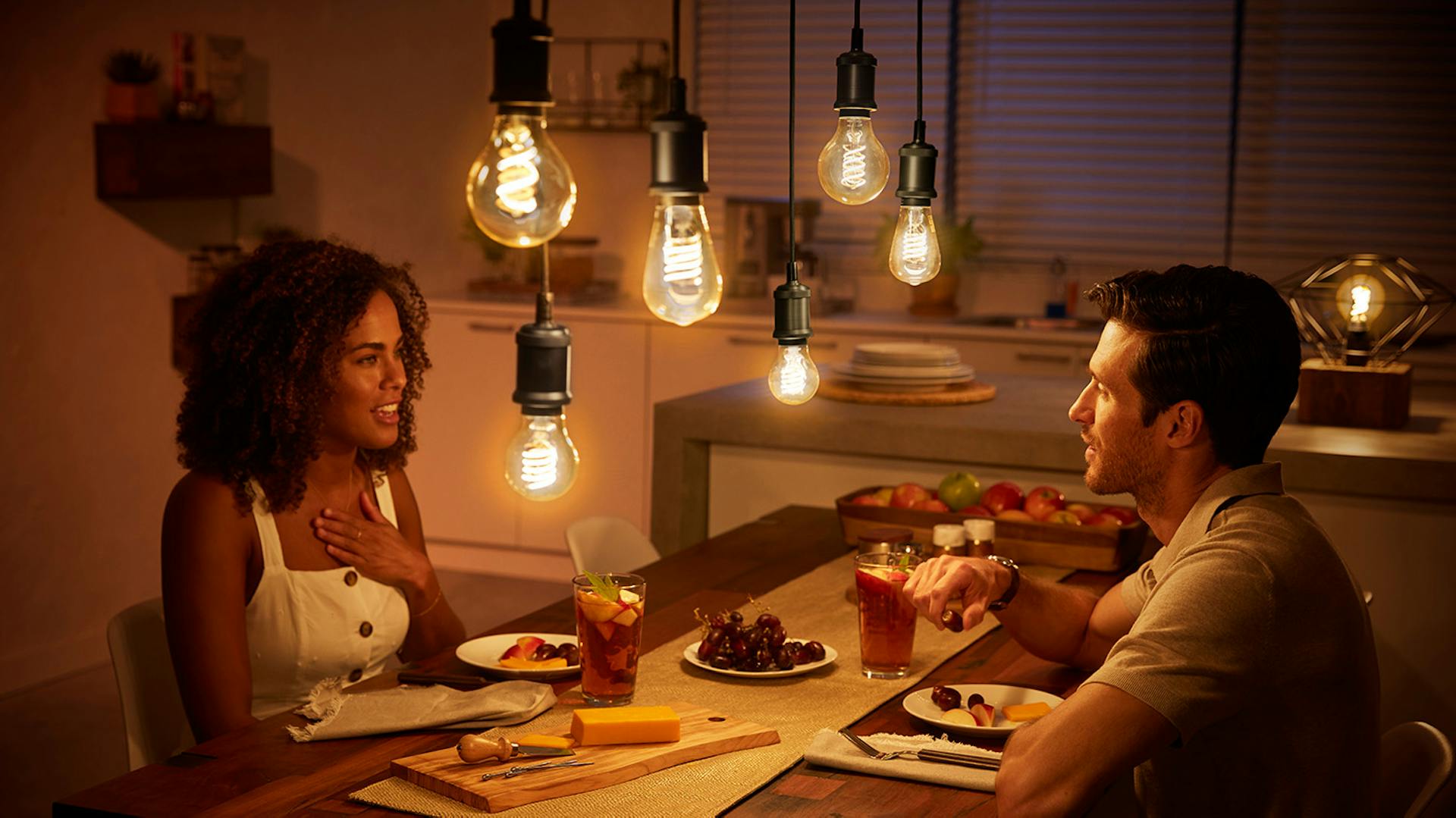 Hängende Philips Hue Leuchtmittel über Esstisch