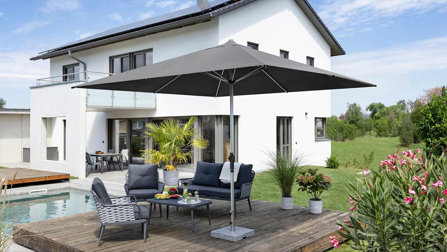 Schneider Sonnenschirm auf einer Terrasse