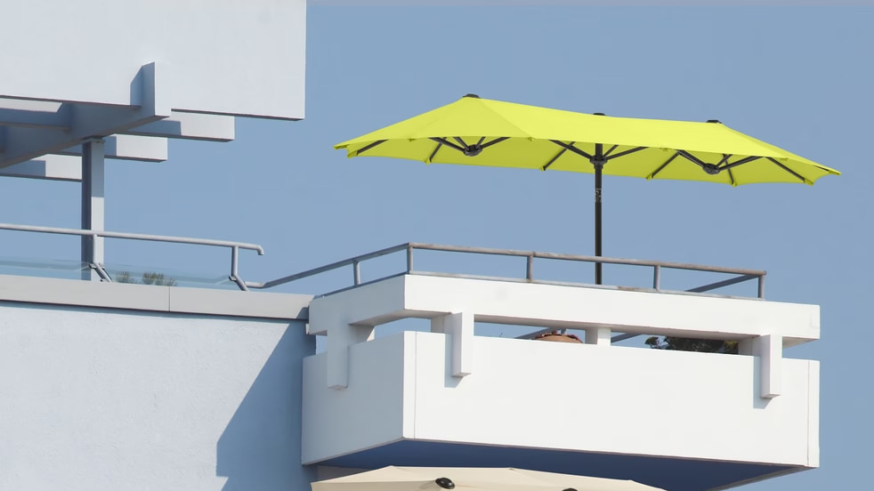 Schneider Schirm auf Balkon