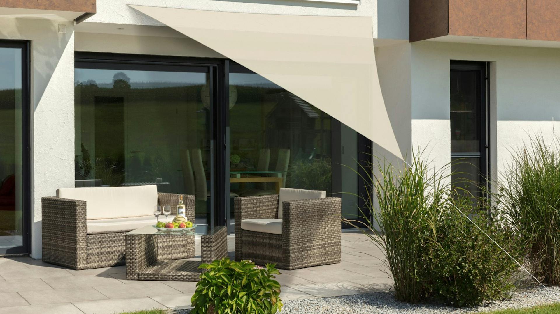 Gespanntes Schneider Sonnensegel über Terrasse