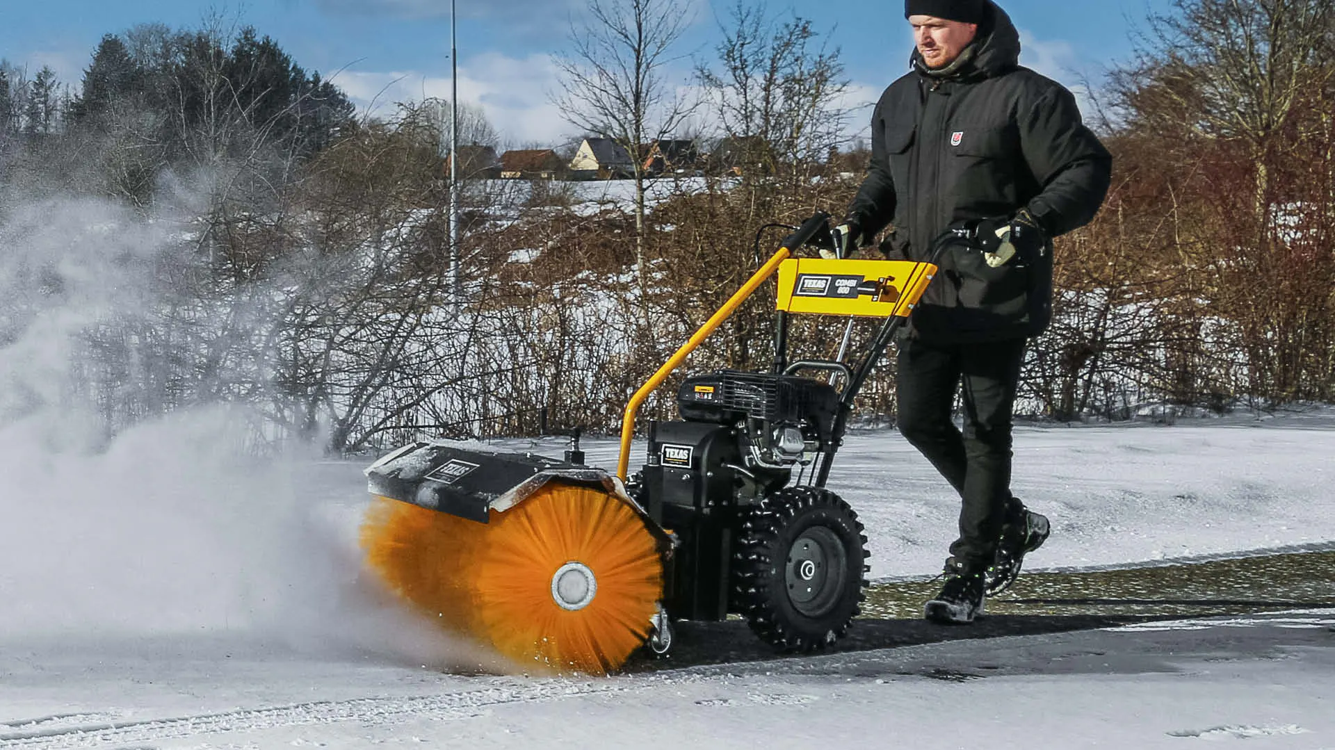 Ein Mann nutzt eine Texas Schneefräse