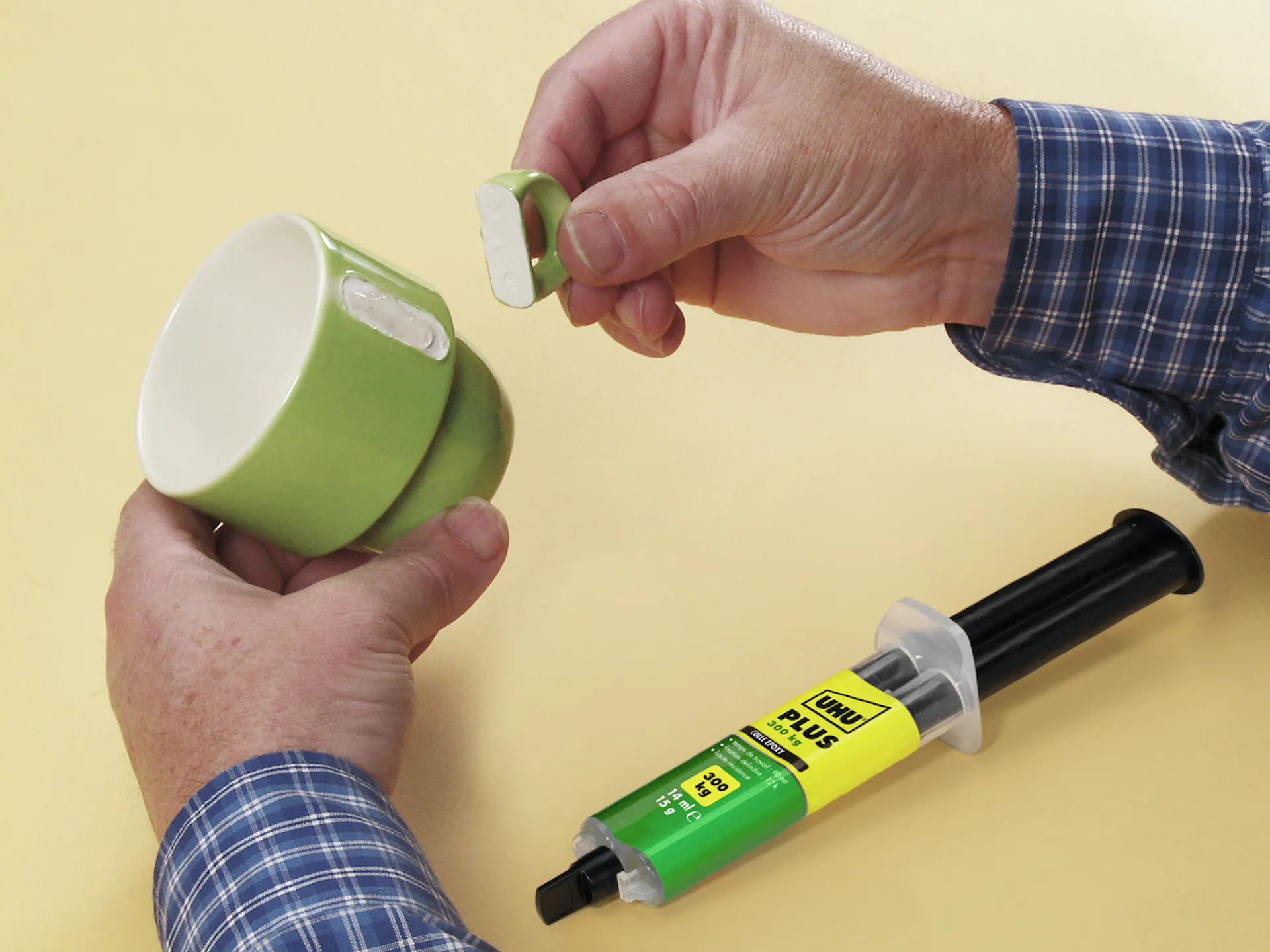 UHU 2-Komponentenkleber zur Reparatur einer Tasse