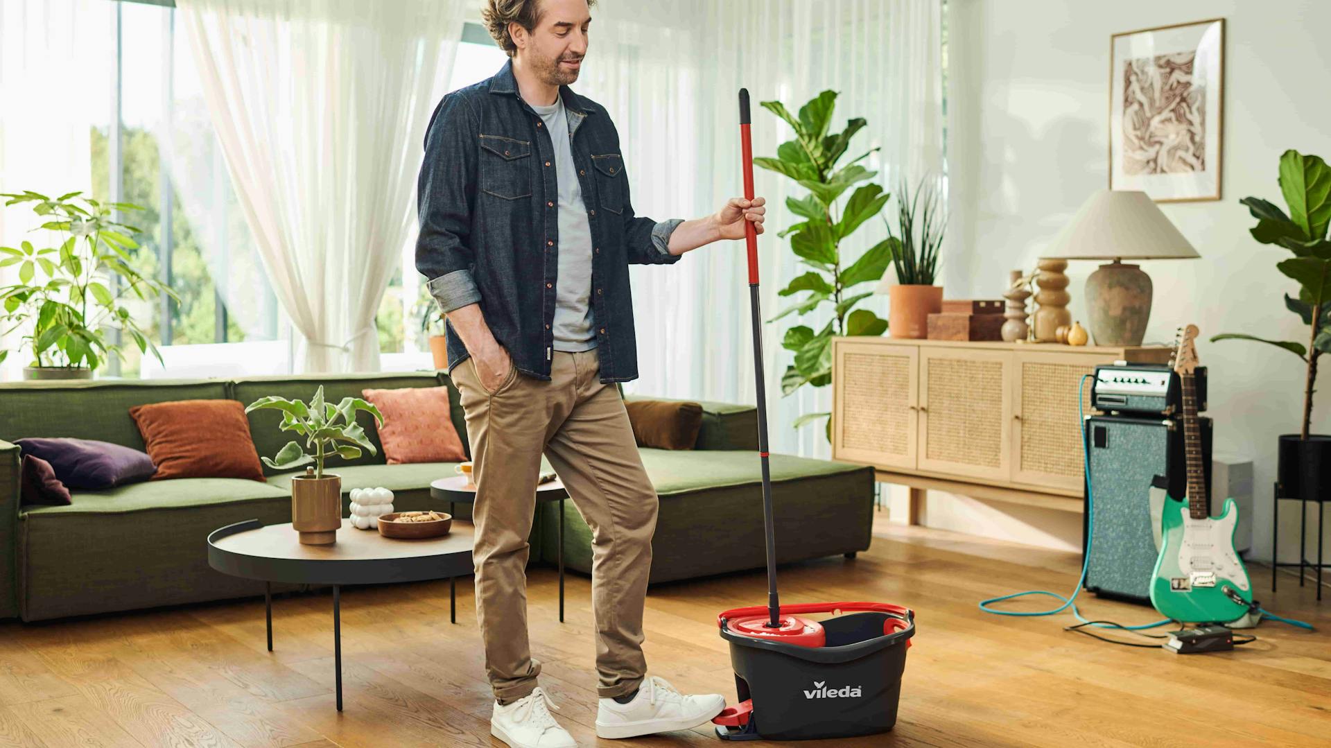 Ein Mann benutzt einen Vileda Bodenwischer