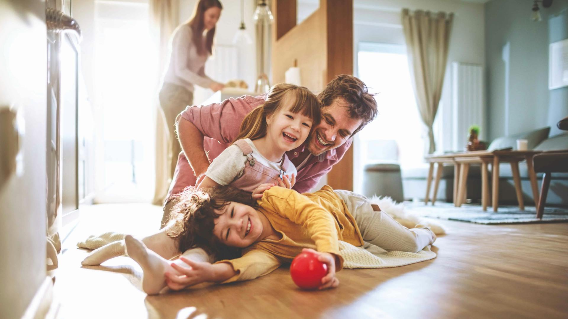 Eine Familie spielt auf dem Boden
