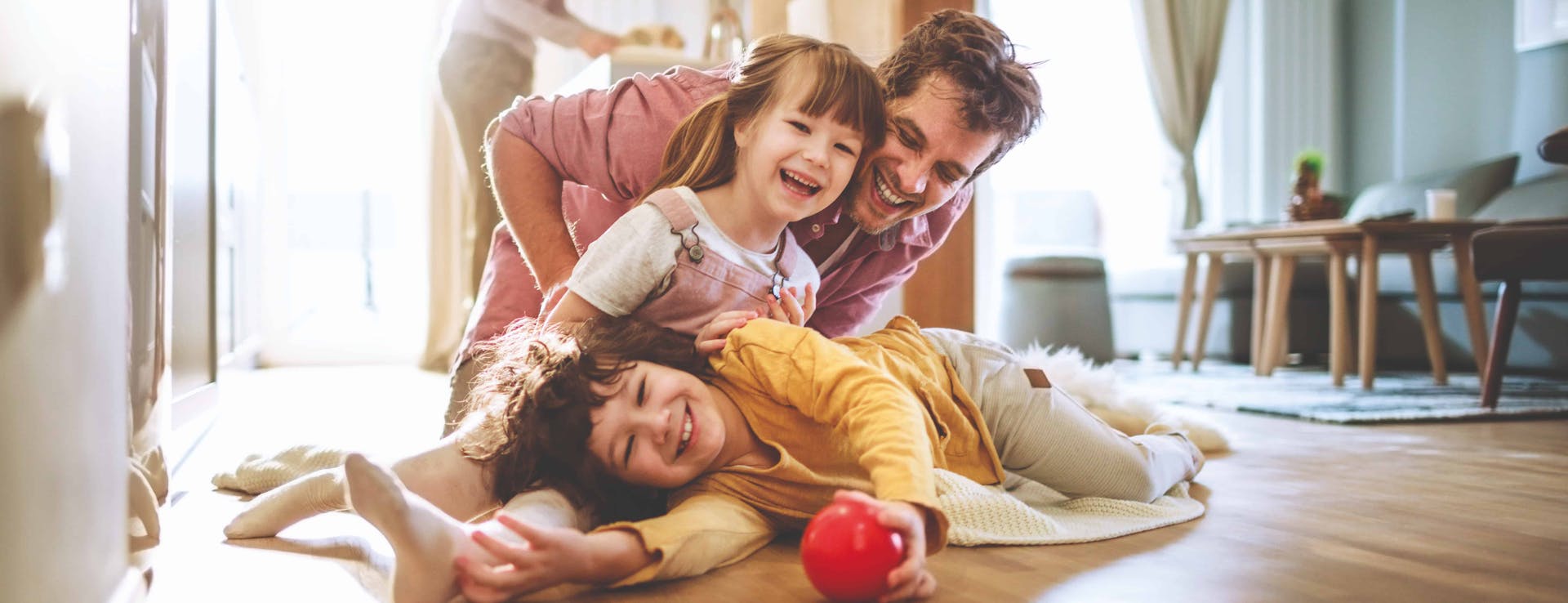 Eine Familie spielt auf dem Boden