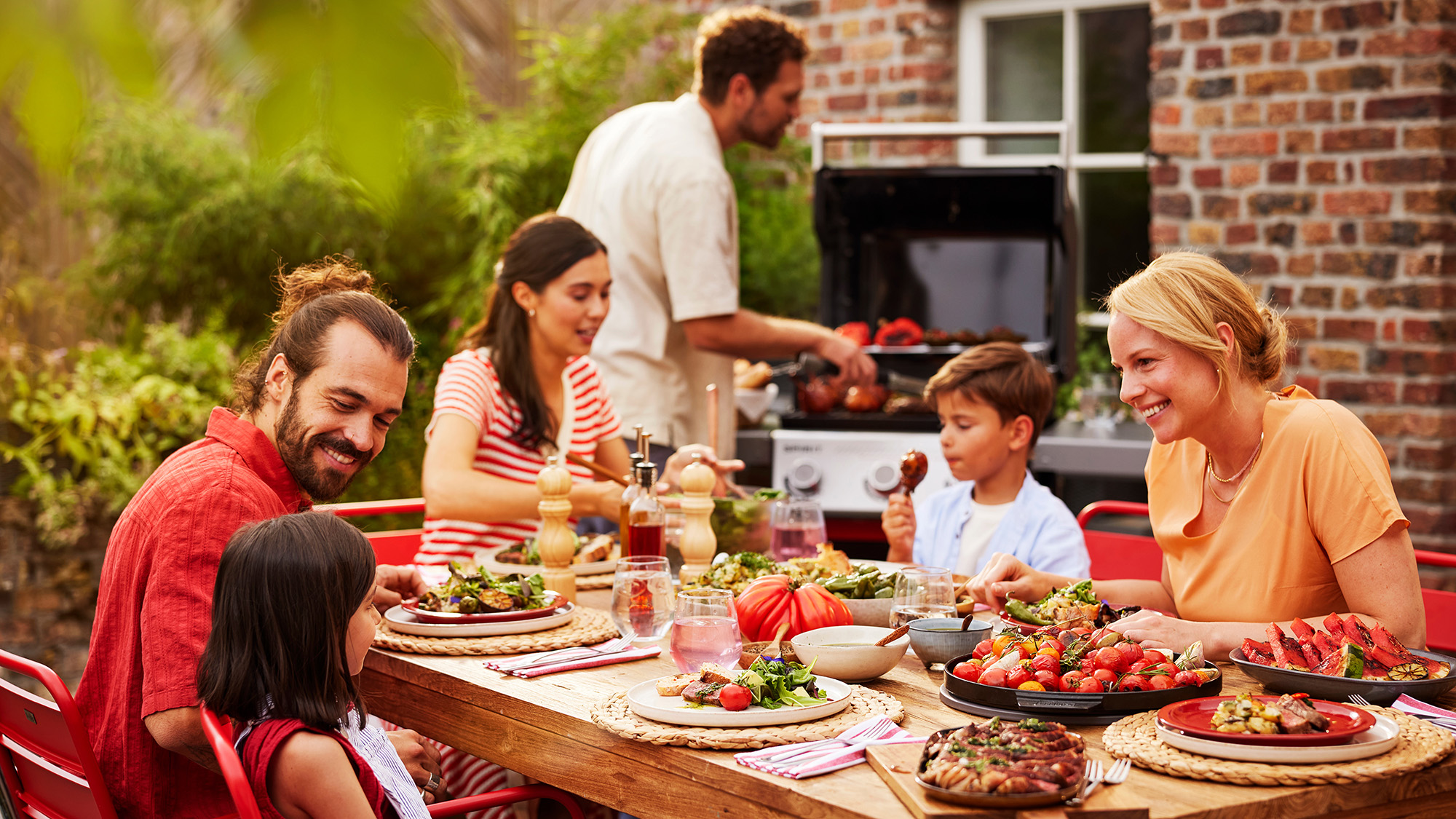 Freunde feiern eine Grillparty mit Weber Grill