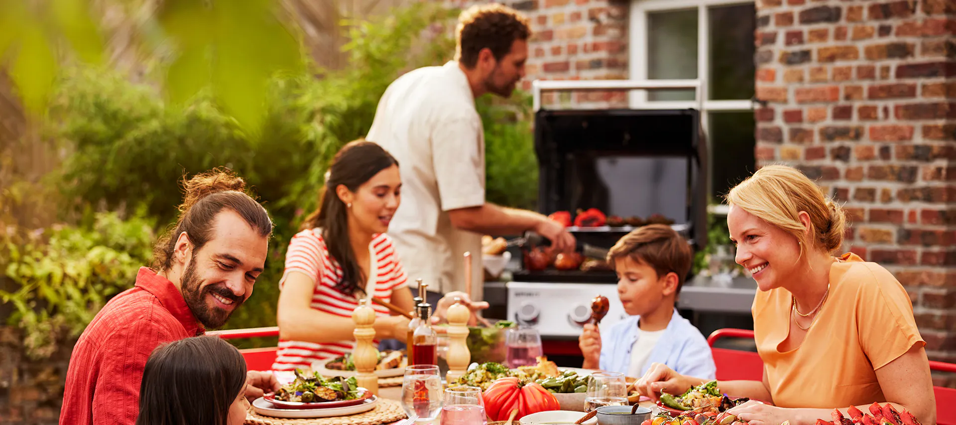 Freunde feiern eine Grillparty mit Weber Grill