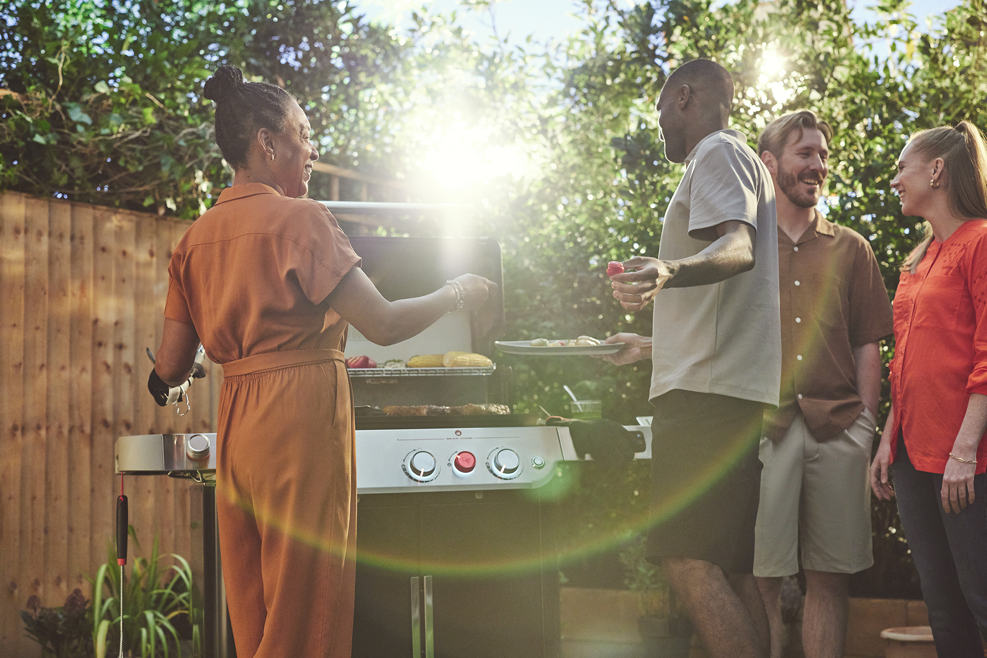 Freunde feiern eine Grillparty mit Weber Grill