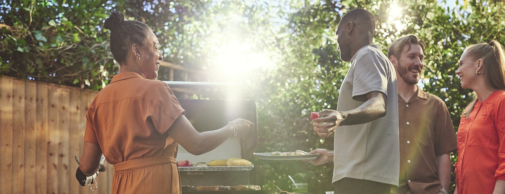 Freunde feiern eine Grillparty mit Weber Grill