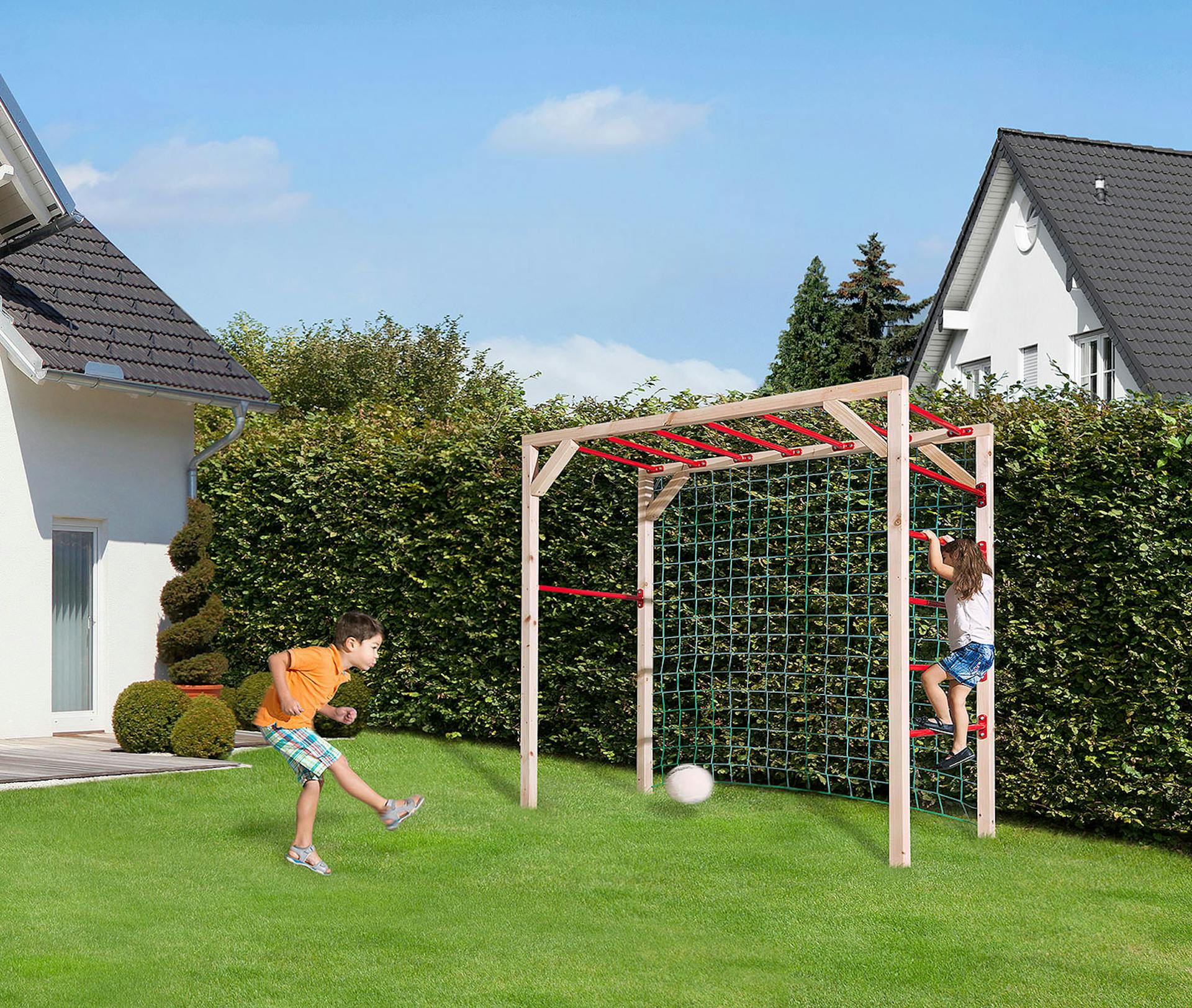 Kinder spielen im Garten mit einem Weka Gartenspielgerät