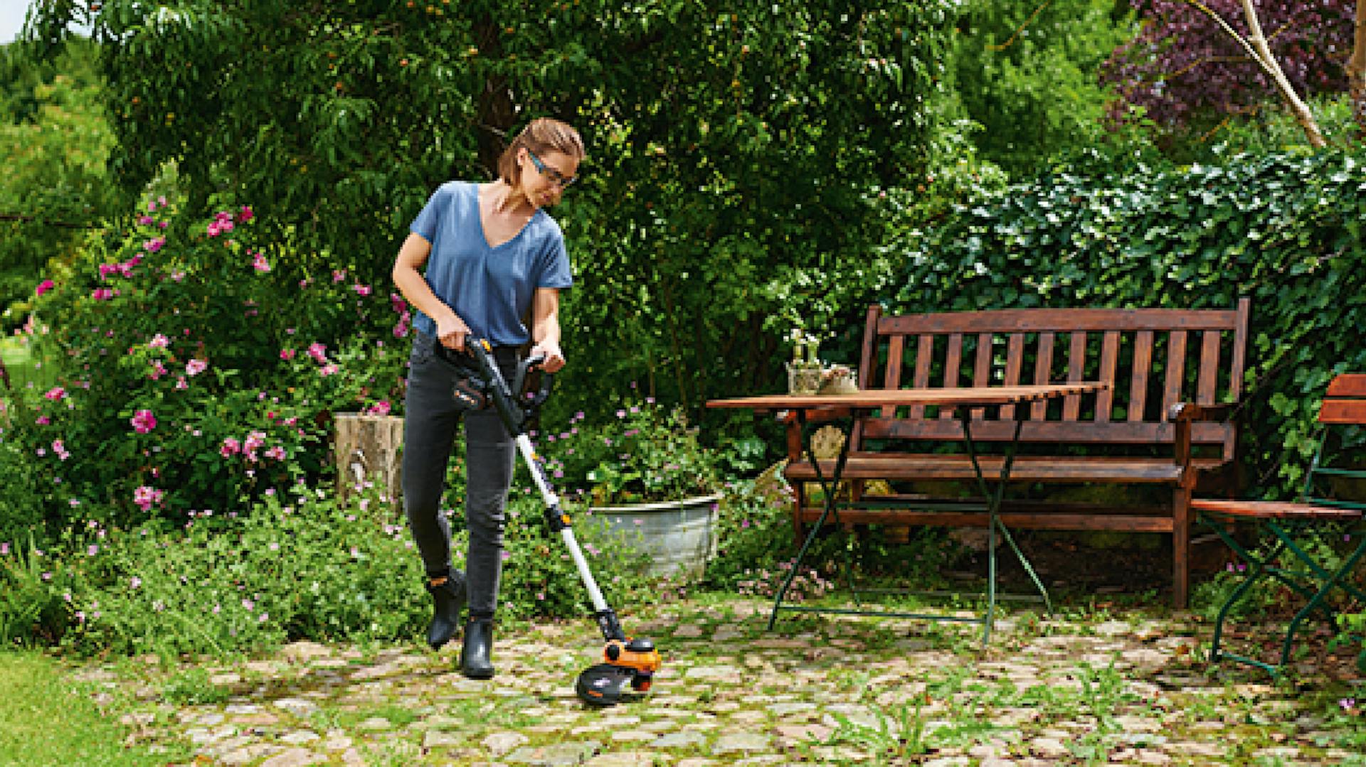 Frau nutzt Worx Rasentrimmer