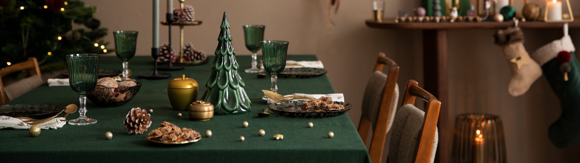 Tisch in Trendfarbe Waldgrün