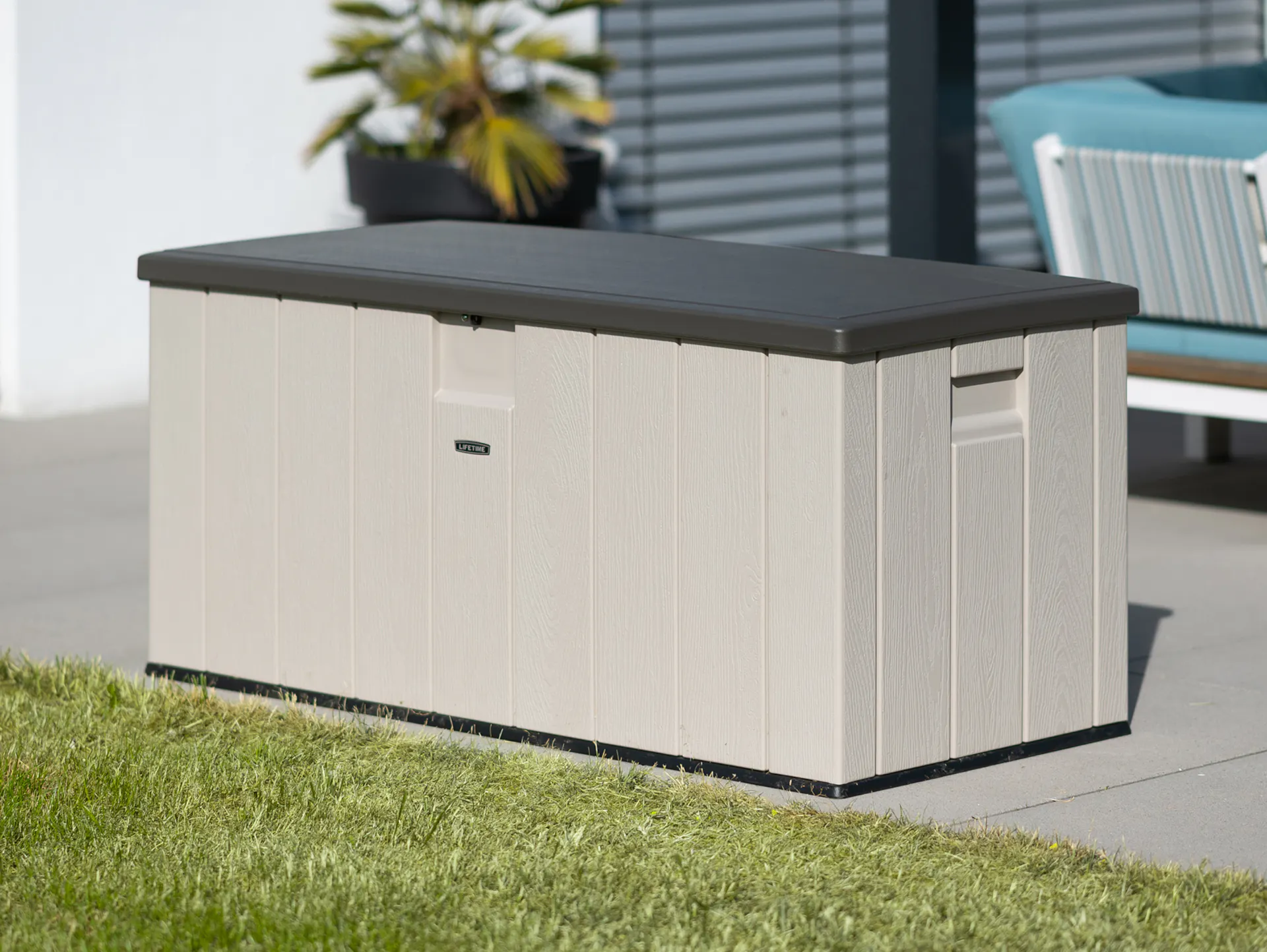Aufbewahrungsboxen auf Terrasse