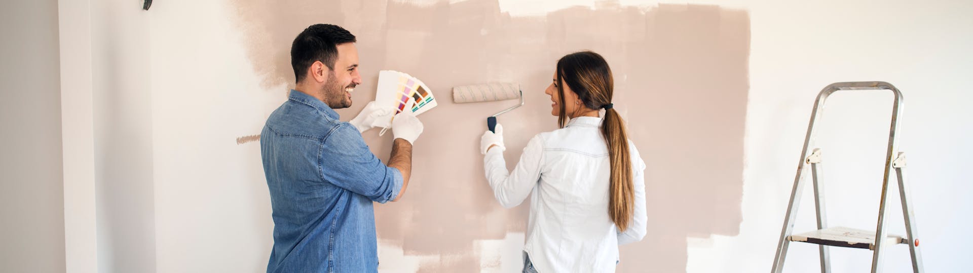 Frühlingspflanzen werden eingepflanzt