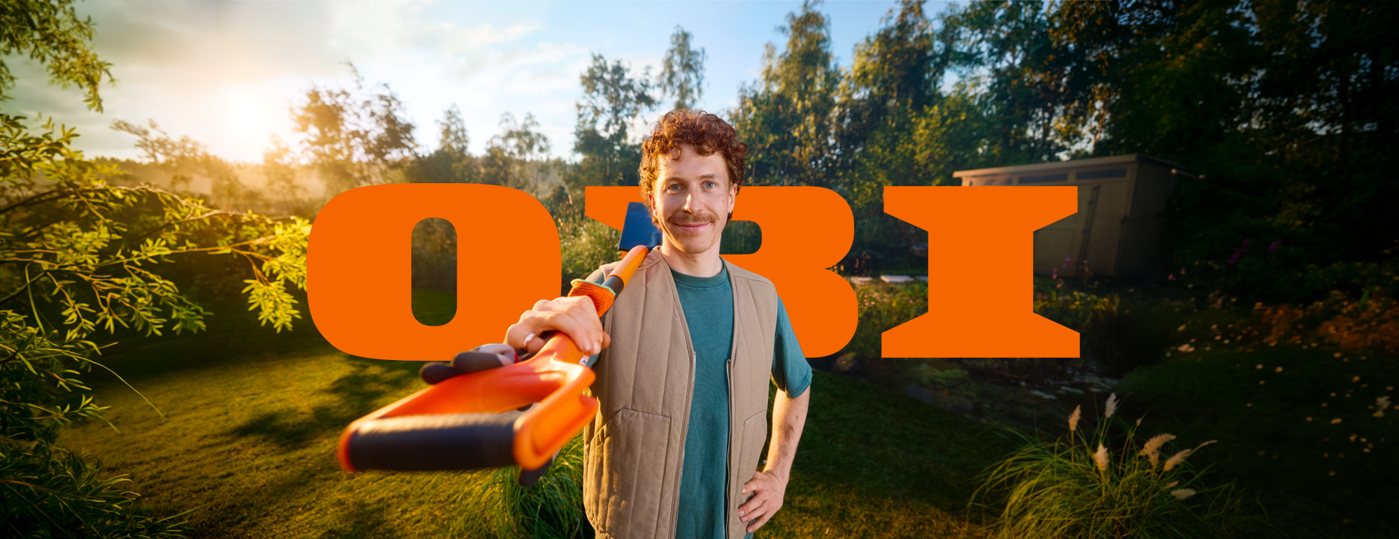 OBI Logo im Hintergrund. Mann hält Spaten.