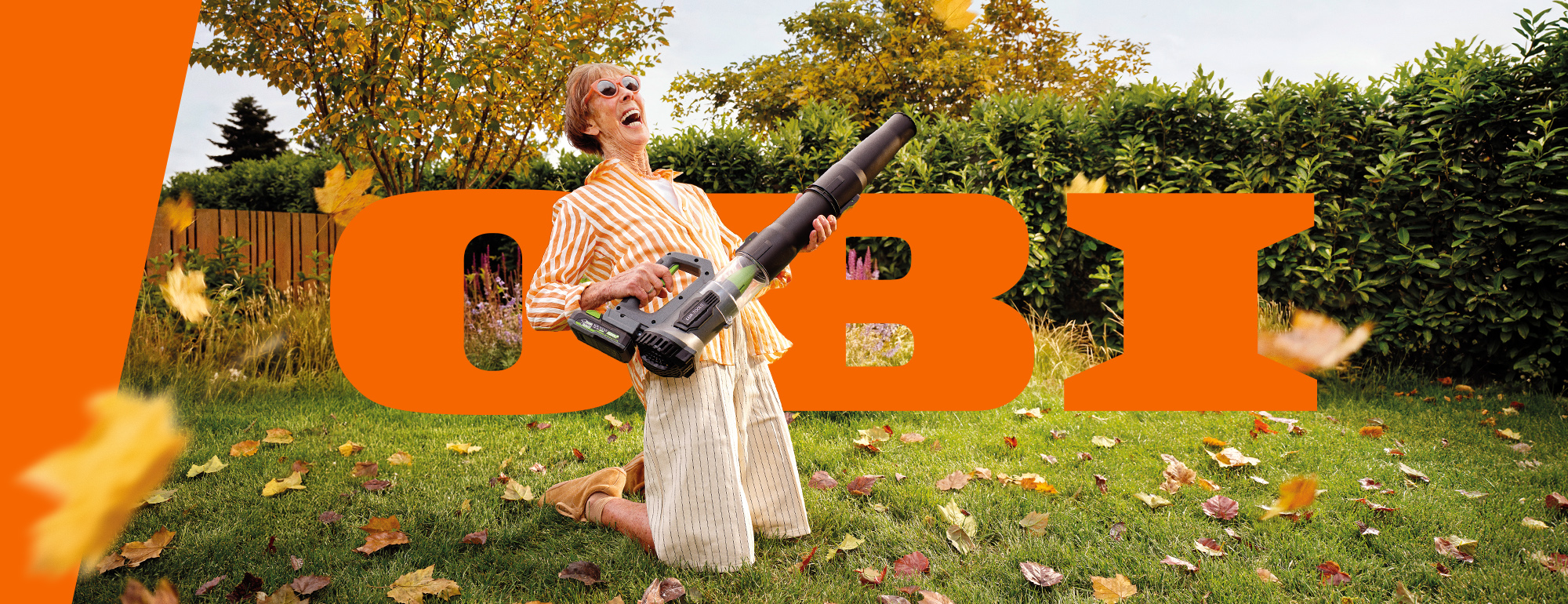 frau mit laubbläser im garten und OBI logo
