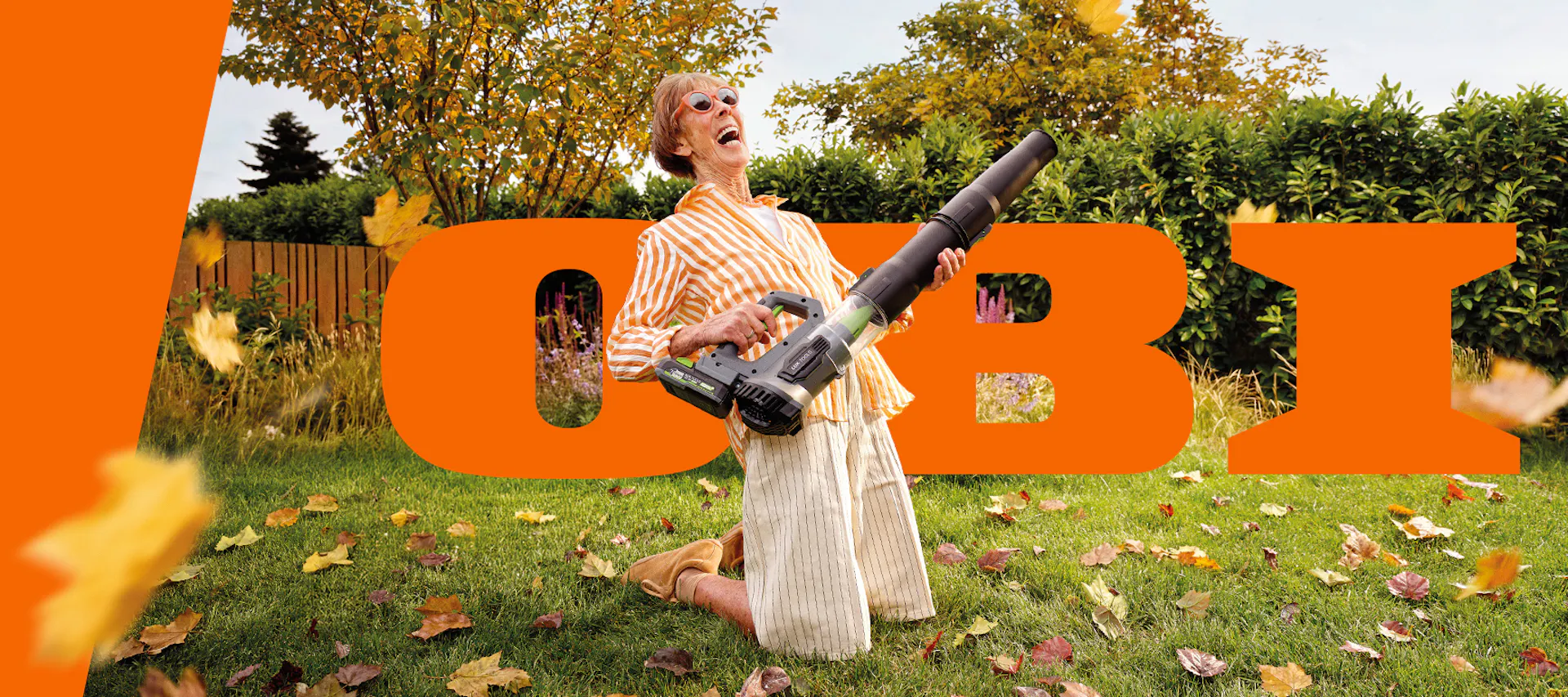 frau mit laubbläser im garten und OBI logo