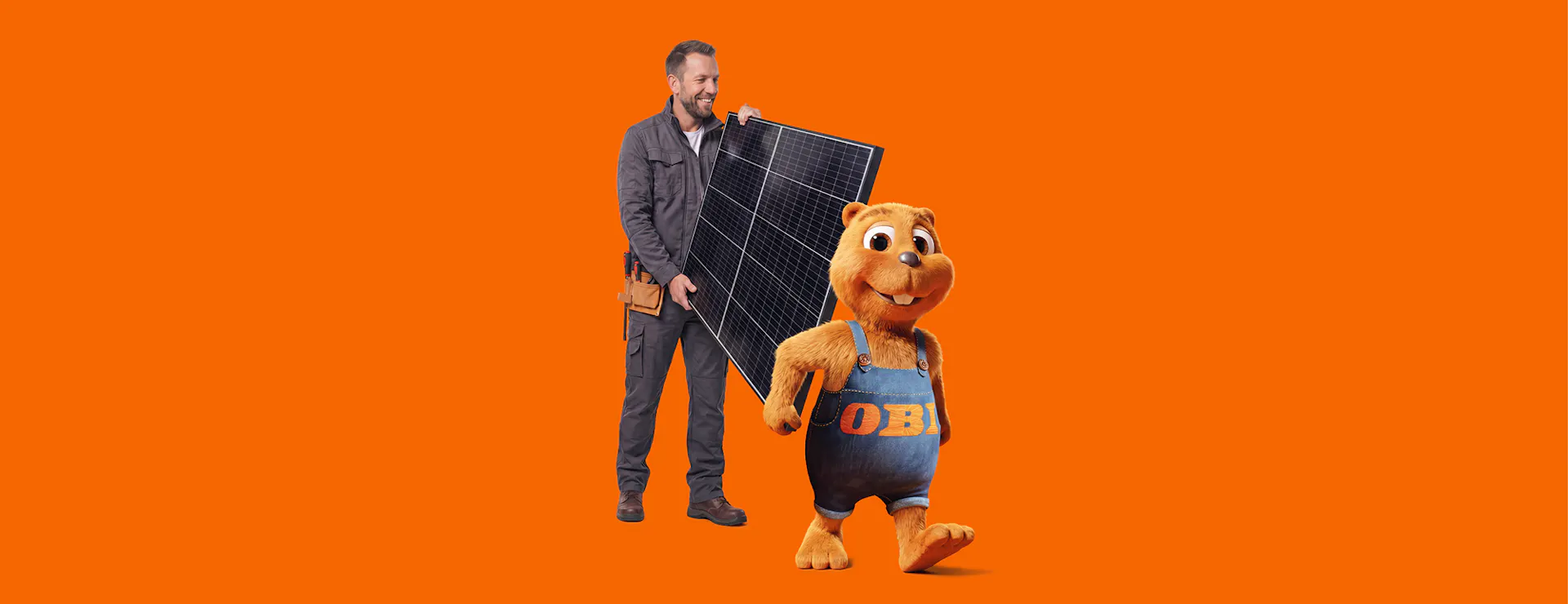 Mann und Biber tragen PV-Anlage