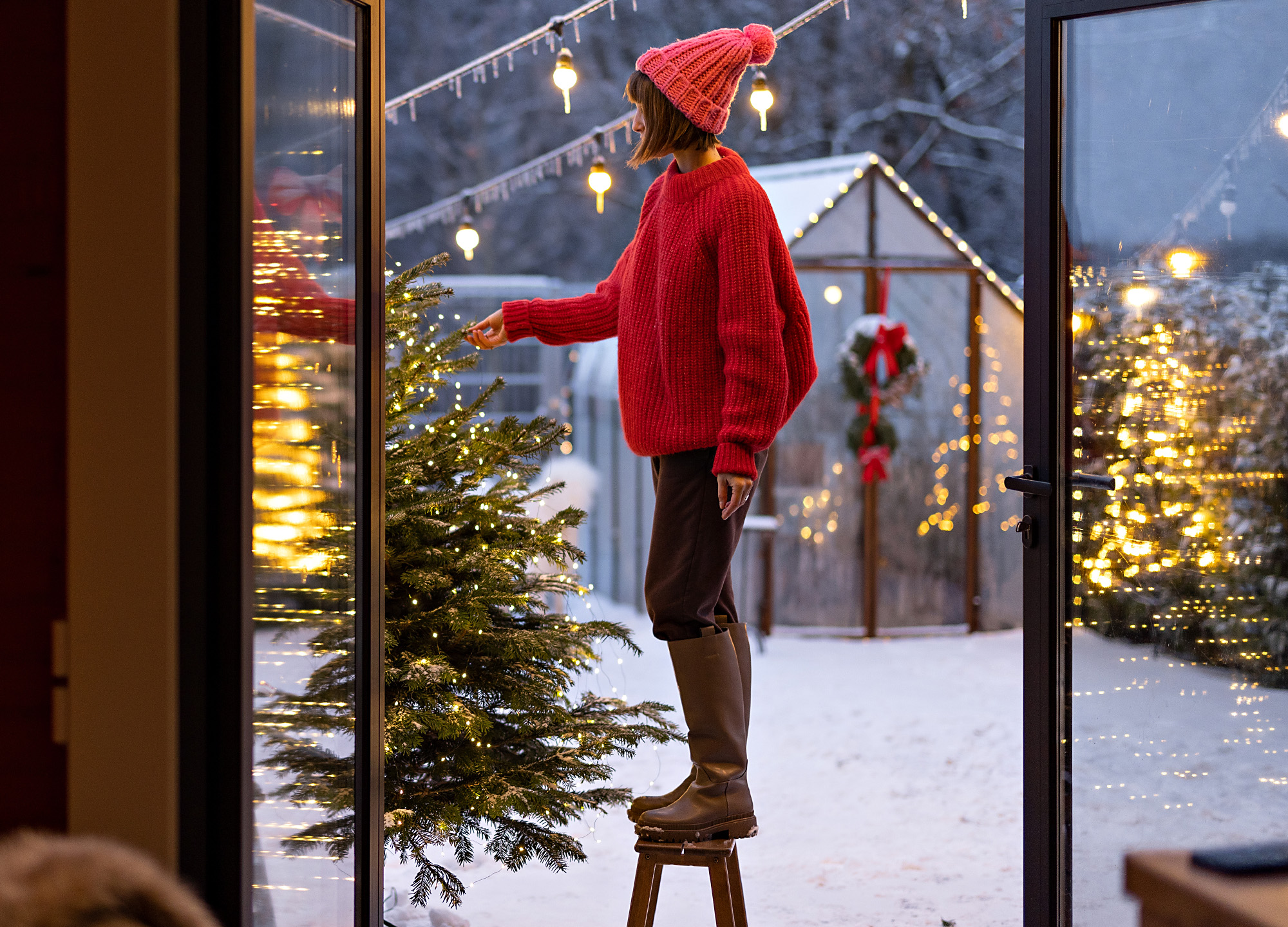 Frau dekoriert weihnachtlich