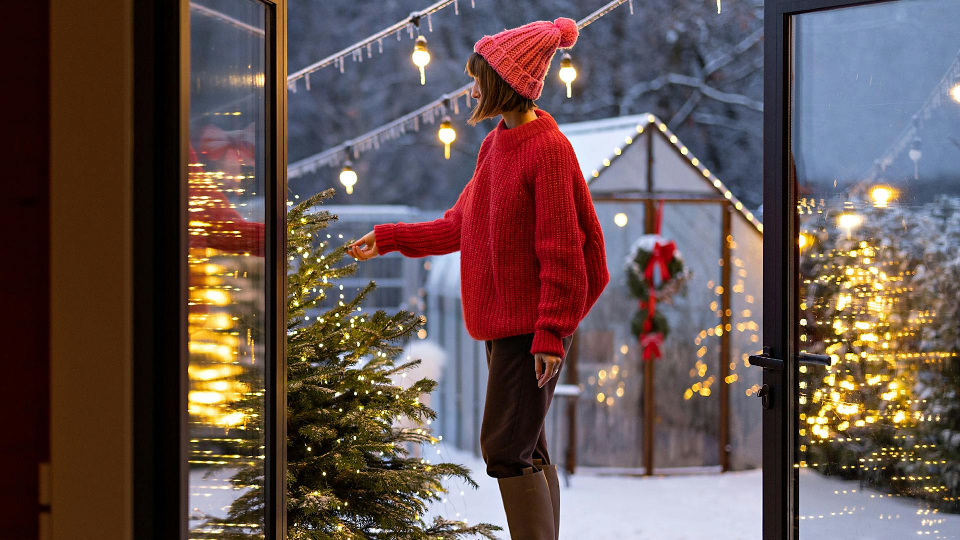 Frau dekoriert weihnachtlich