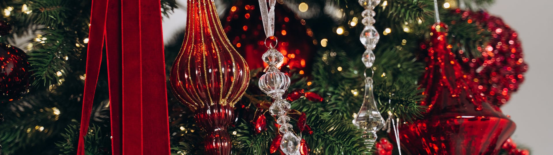 Weihnachtsbaum mit burgunderfarbigen Kugeln