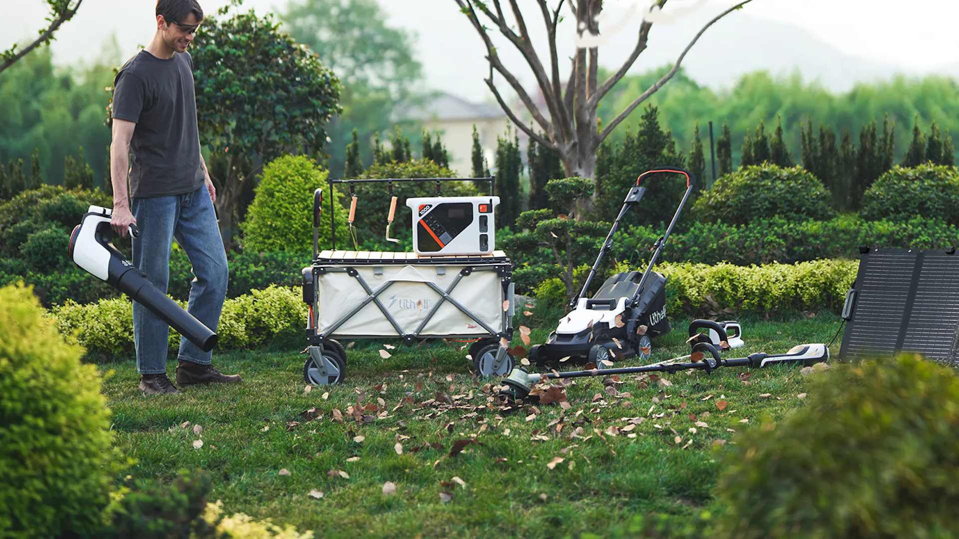 Mann arbeitet im Garten mit Litheli Gartengeräten