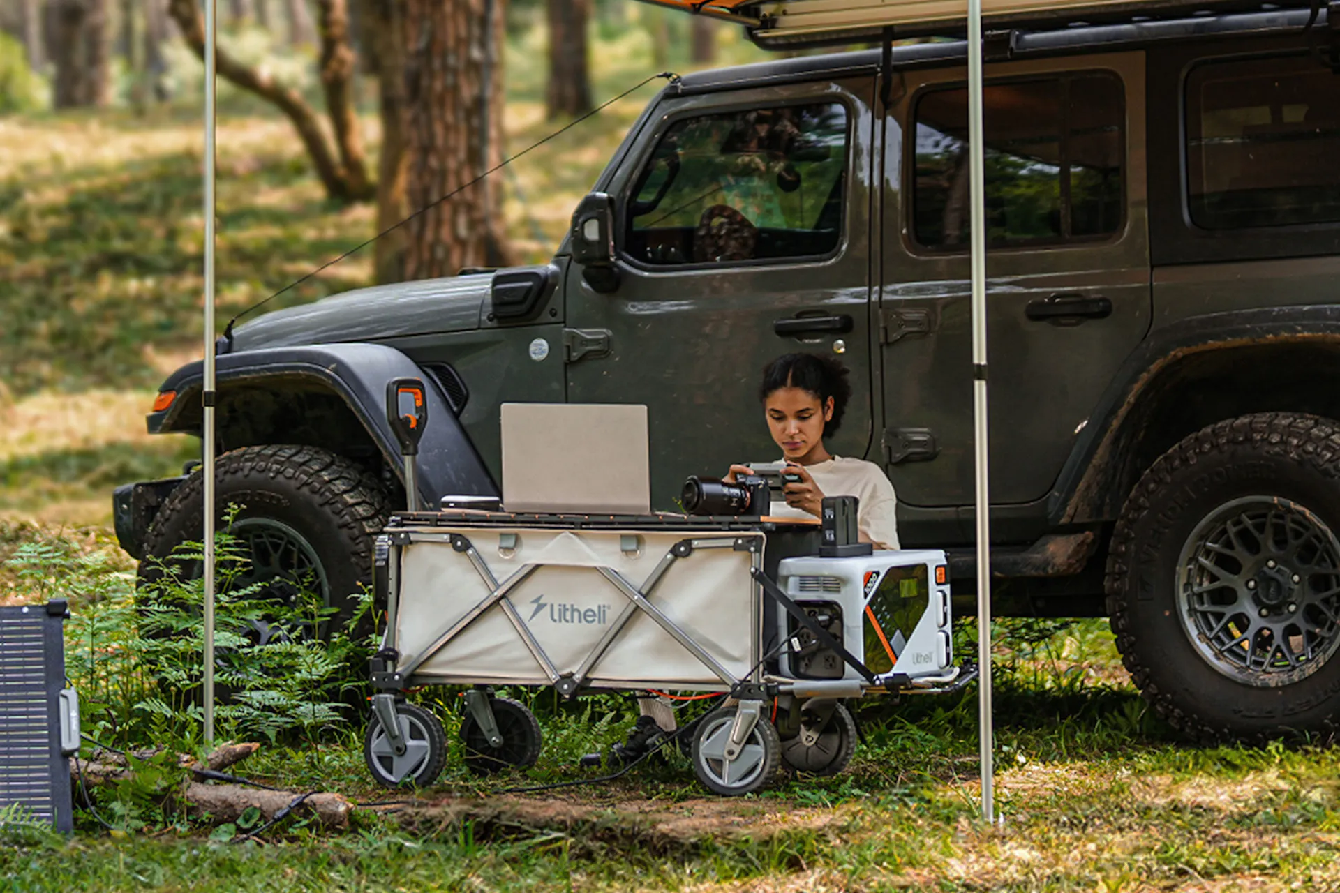 Litheli Elektro Bollerwagen bei einem Ausflug im Wald