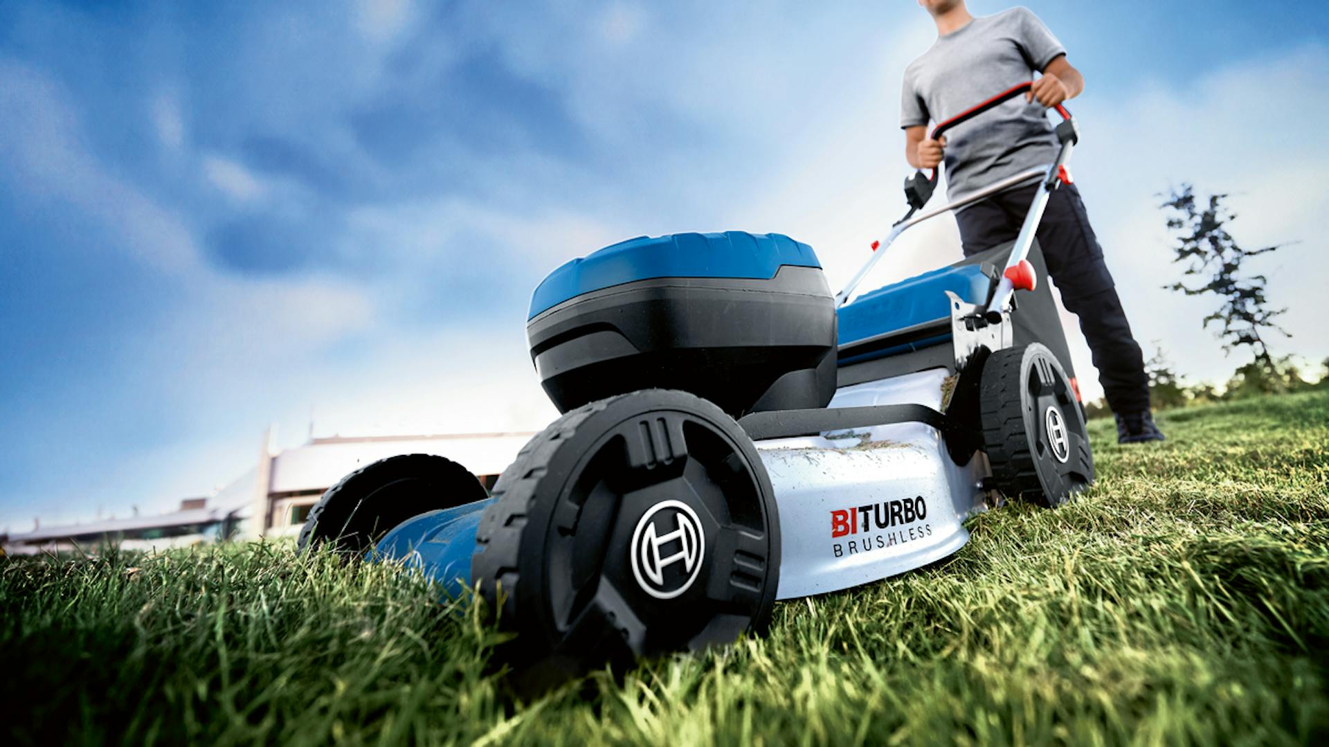 Ein Mann mäht den Rasen mit einem Bosch Professional Akku Rasenmäher